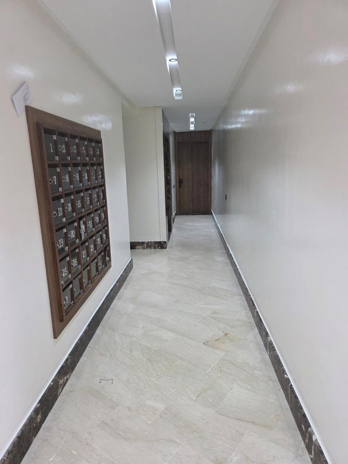Apartment Washingtonia Palm - Center *