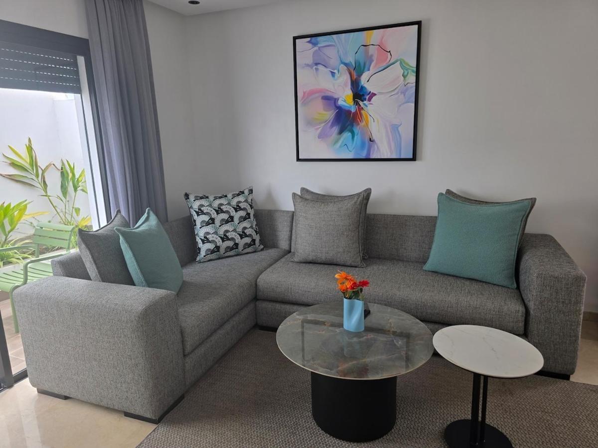 Washingtonia Palm - Center Apartment