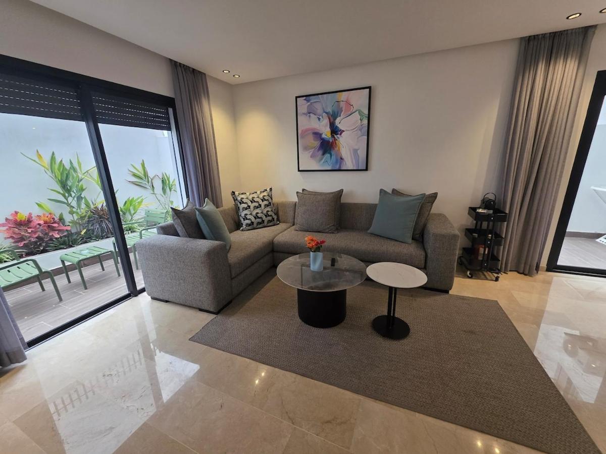 Apartment Washingtonia Palm - Center *